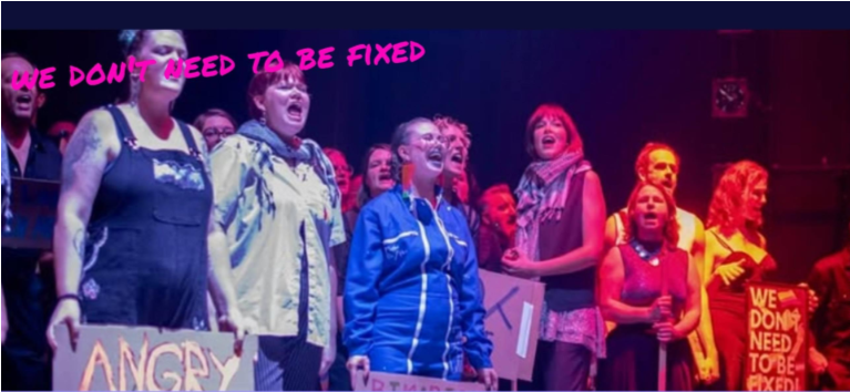 Het Antwerp Queer Choir samen op de foto